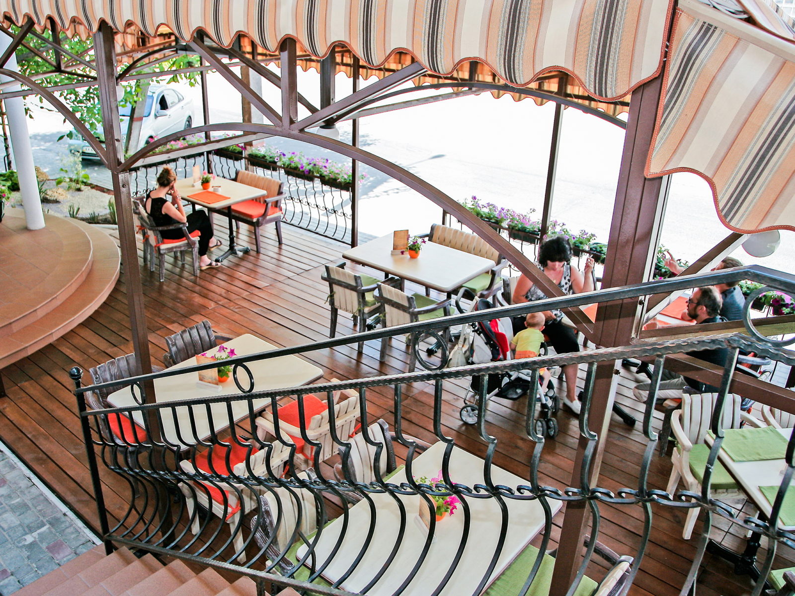 Столики на веранде ресторана в Херсоне